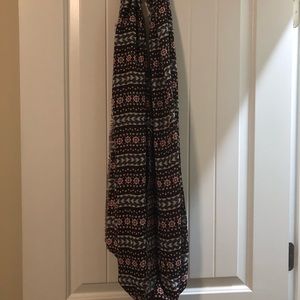 Maroon/grey pattern scarf.